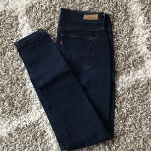 Levi’s jeans size 28
